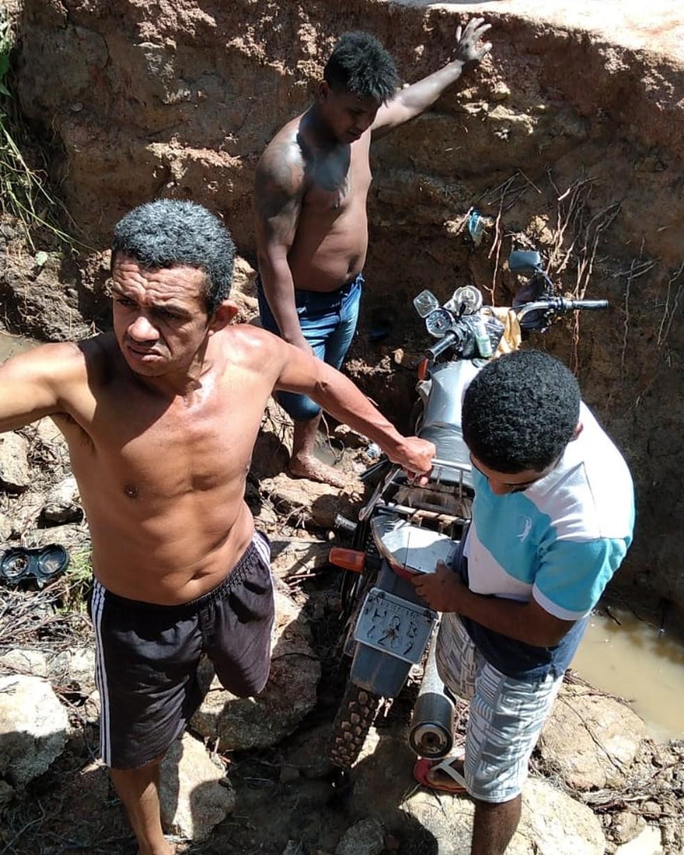 Homem morre ao cair em cratera de estrada em Monção