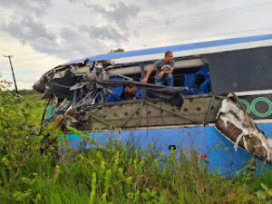 Policiais de folga ajudam salvar vítimas de acidente envolvendo ônibus no Maranhão