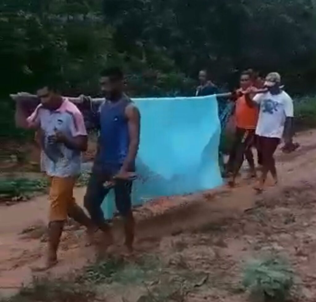 Paciente é transportado em rede no município de Santa Luzia (MA)