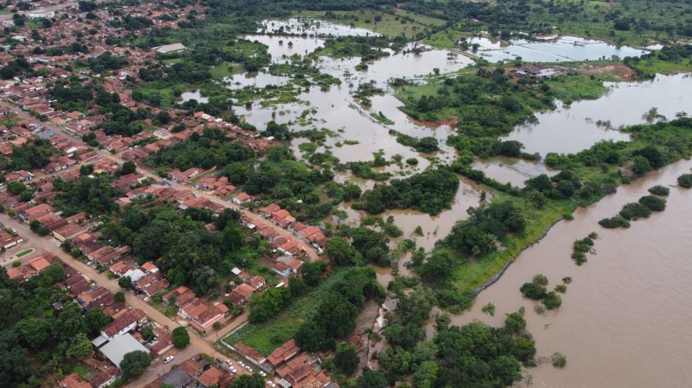 Famílias são retiradas de áreas de risco de enchente nos municípios de Estreito e Caxias