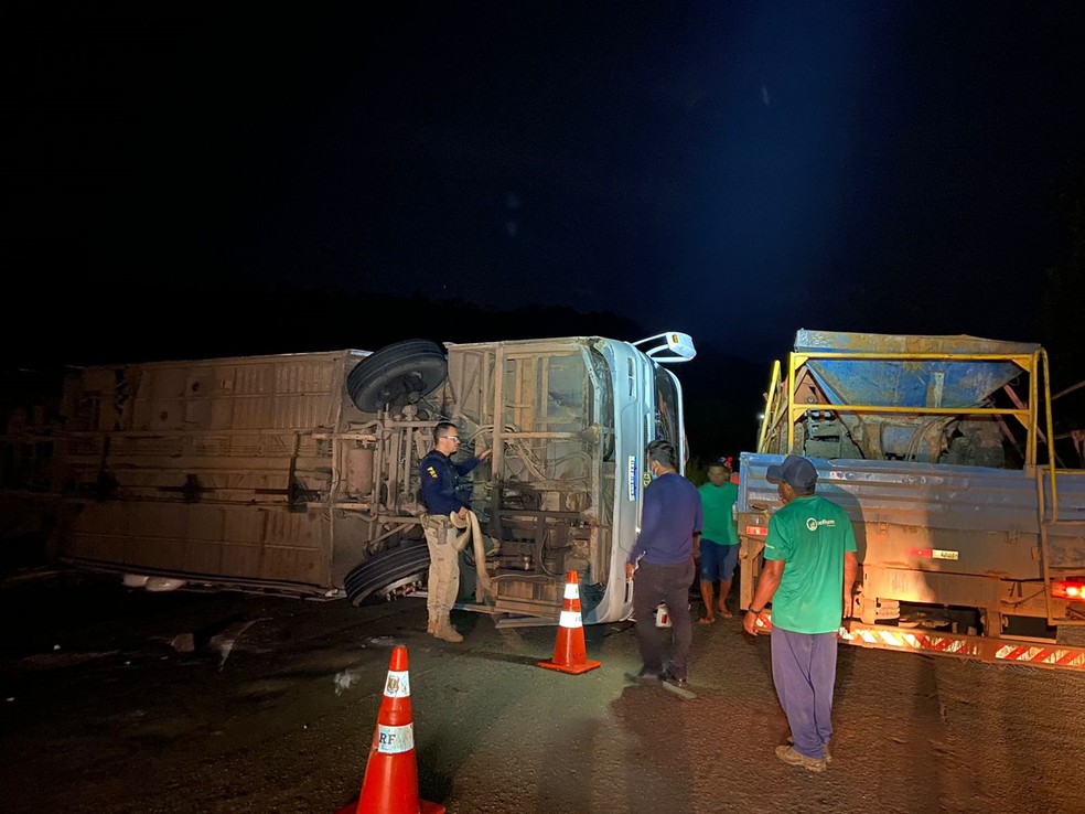 Ônibus tomba e deixa quatro pessoas feridas na BR-222 no Maranhão