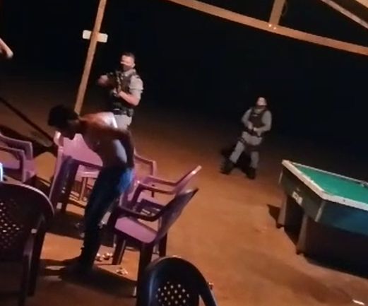 VÍDEO: Homem é preso pela PM em um bar minutos depois de matar a própria mãe em Estreito (MA)