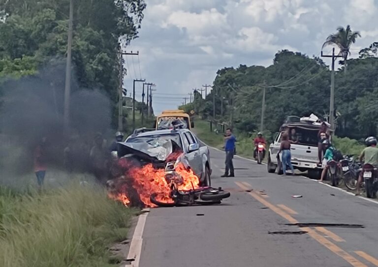 Acidente envolvendo carro do ex-prefeito de Viana e uma moto deixa vítima carbonizada