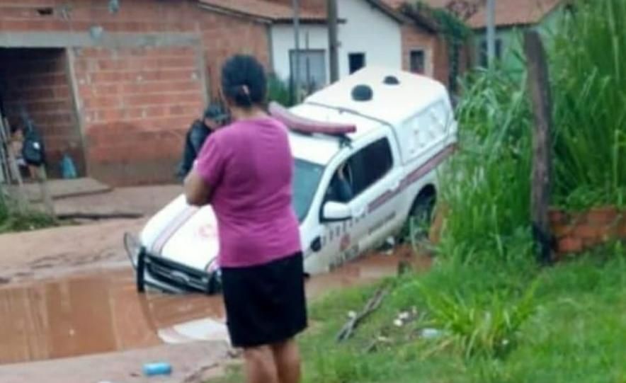 Viatura da PM é engolida por cratera no centro de Amarante do Maranhão