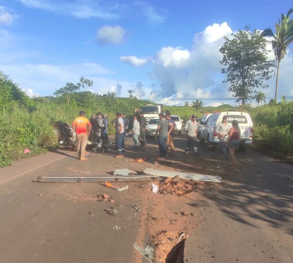 Carga cai de caminhão e mata casal em Imperatriz