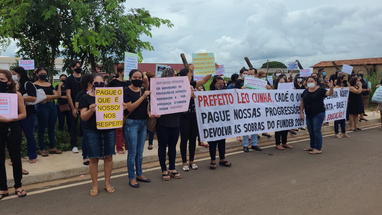 Deputados são constrangidos ao ser recebidos por manifestação em Estreito contra gestão de Léo Cunha