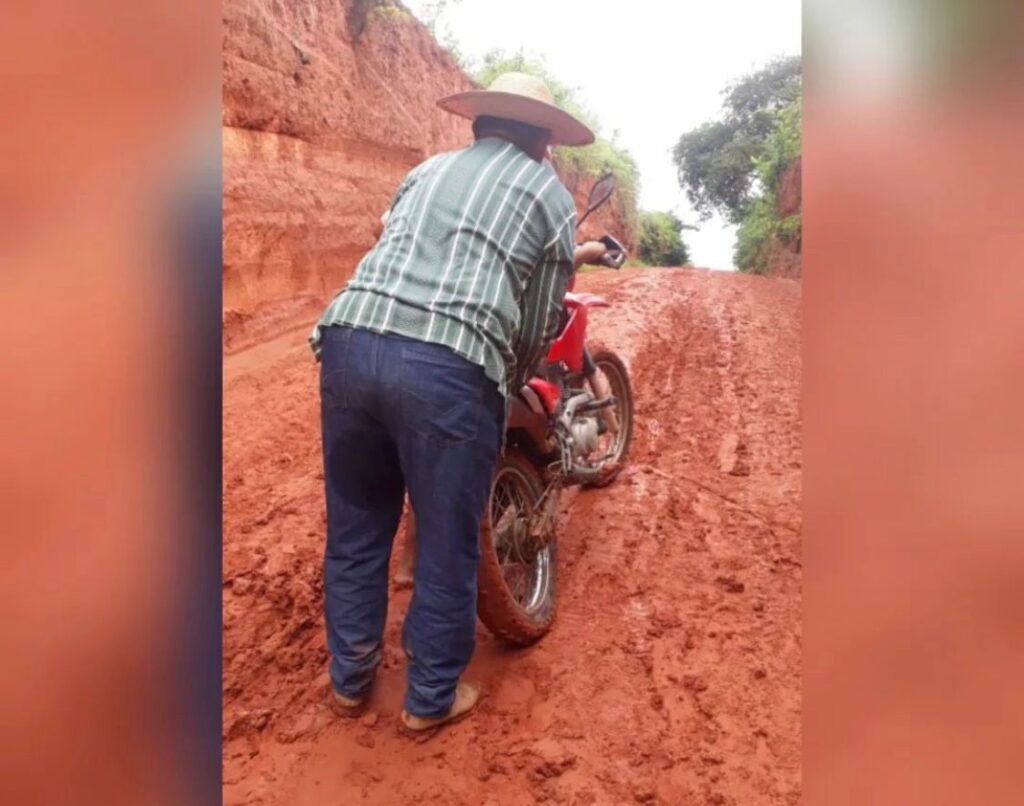 Pai de prefeito enfrenta atoleiro em estrada abandonada pelo filho no Maranhão