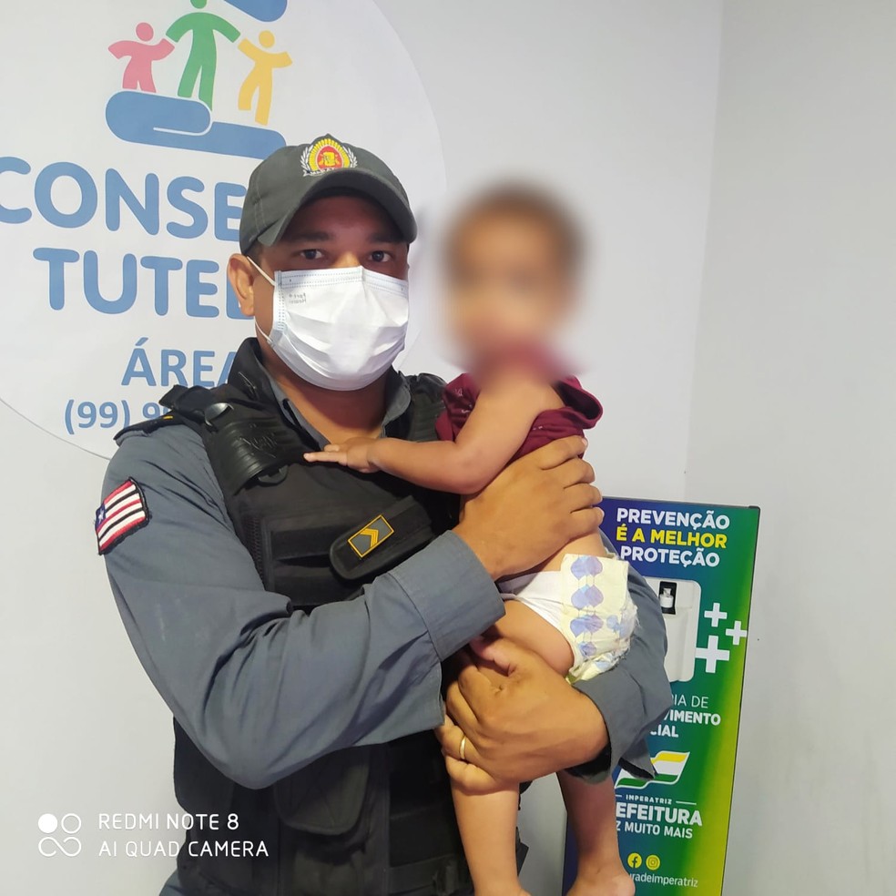 Criança de 1 ano ‘foge’ de casa e é encontrada por PMs em calçada de Imperatriz