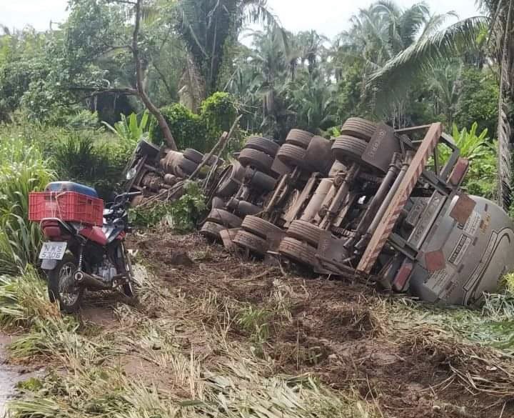 Caminhão carregado com combustível tomba na BR-135 e atinge riacho