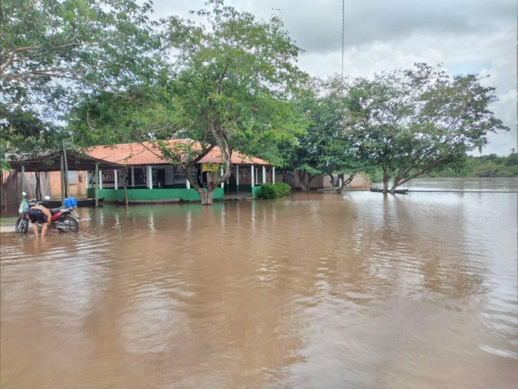 Rio transborda e famílias ficam desabrigadas em Nina Rodrigues no MA