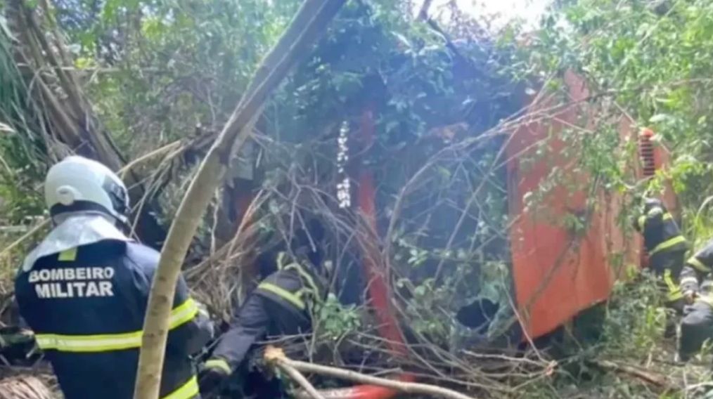 Ônibus com destino a São Luís cai em ribanceira deixando um morto e vários feridos na BR-316