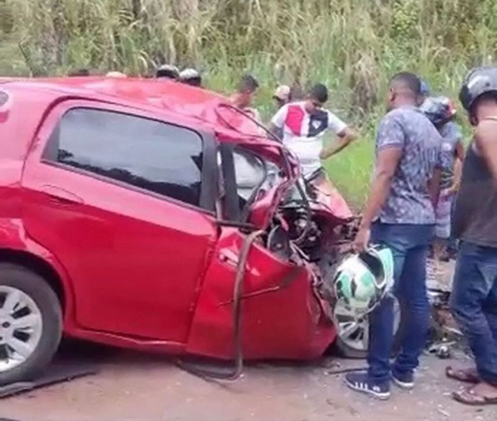 Motorista morre durante colisão entre carro e carreta na BR-222 em Buriticupu