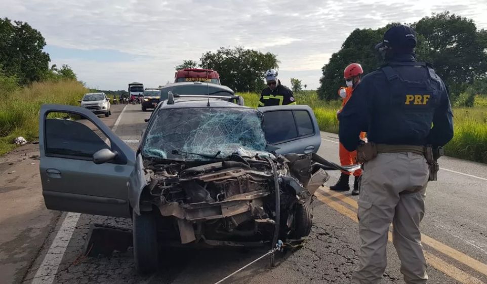 Colisão frontal entre veículos deixa uma pessoa morta e seis feridas na BR-135 no MA