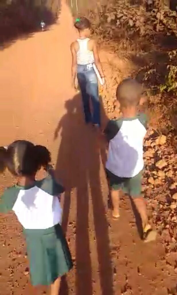Crianças fazem longos trajetos a pé para ir à escola em Mirador no Maranhão