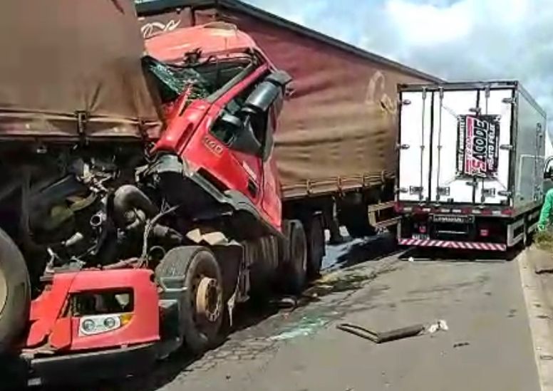 Acidente entre carretas interdita trecho da BR-135 no município de Miranda do Norte no MA