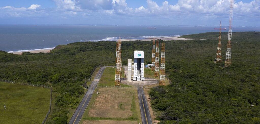 FAB teve encontro com Elon Musk sobre uso da base de Alcântara