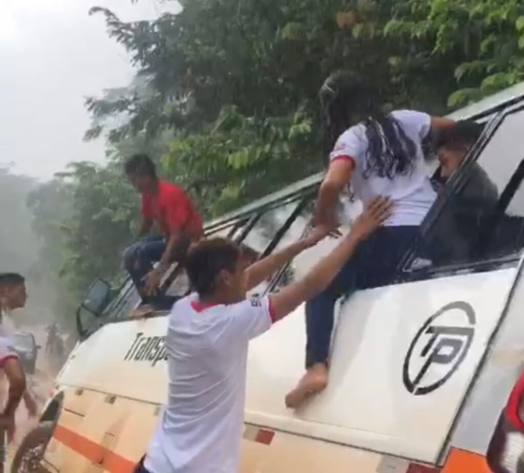 Ônibus escolar atola em estrada rural de Turiaçu e crianças saem pela janela