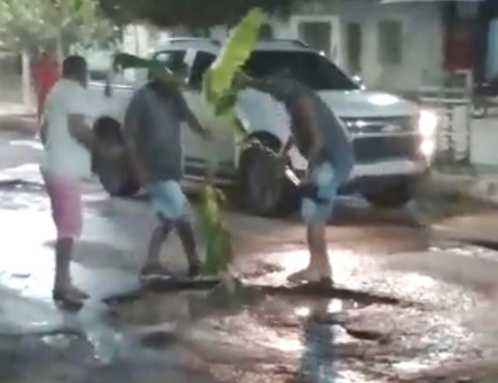 Moradores plantam bananeiras em buracos para protestar em Itapecuru-Mirim