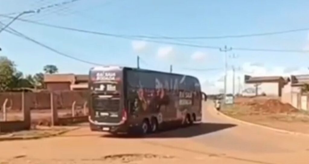 Ônibus da Banda Saia Rodada precisa mudar rota após se deparar com rodovia estadual intransitável