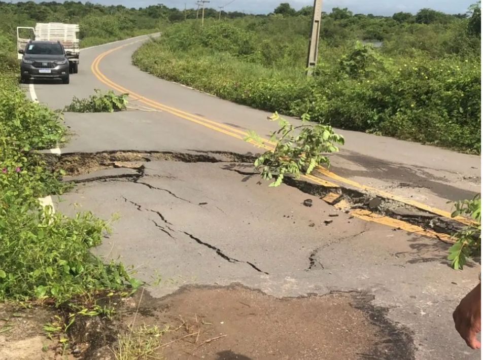 MA-317 é parcialmente interditada após asfalto ceder na Baixada Maranhense