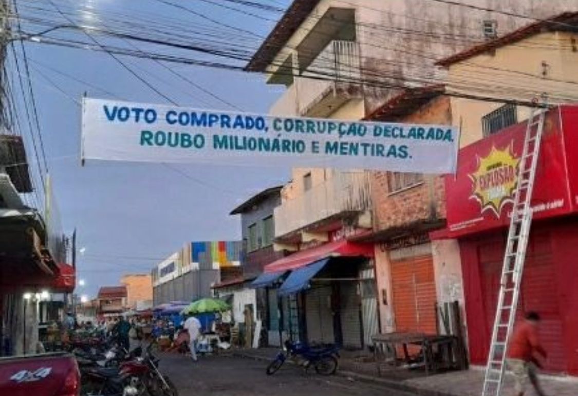 Santa Inês amanhece com faixas de protestos após Justiça autorizar volta de Felipe dos Pneus