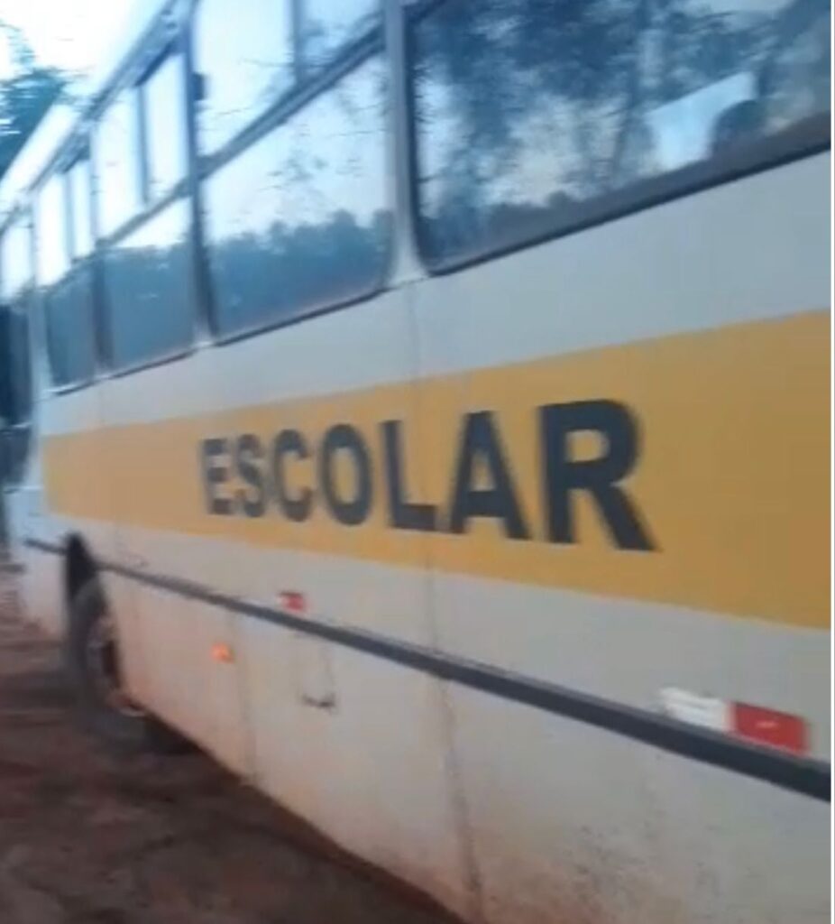 Vídeo mostra ônibus escolar com pneus careca em Estreito colocando a vida de alunos em risco