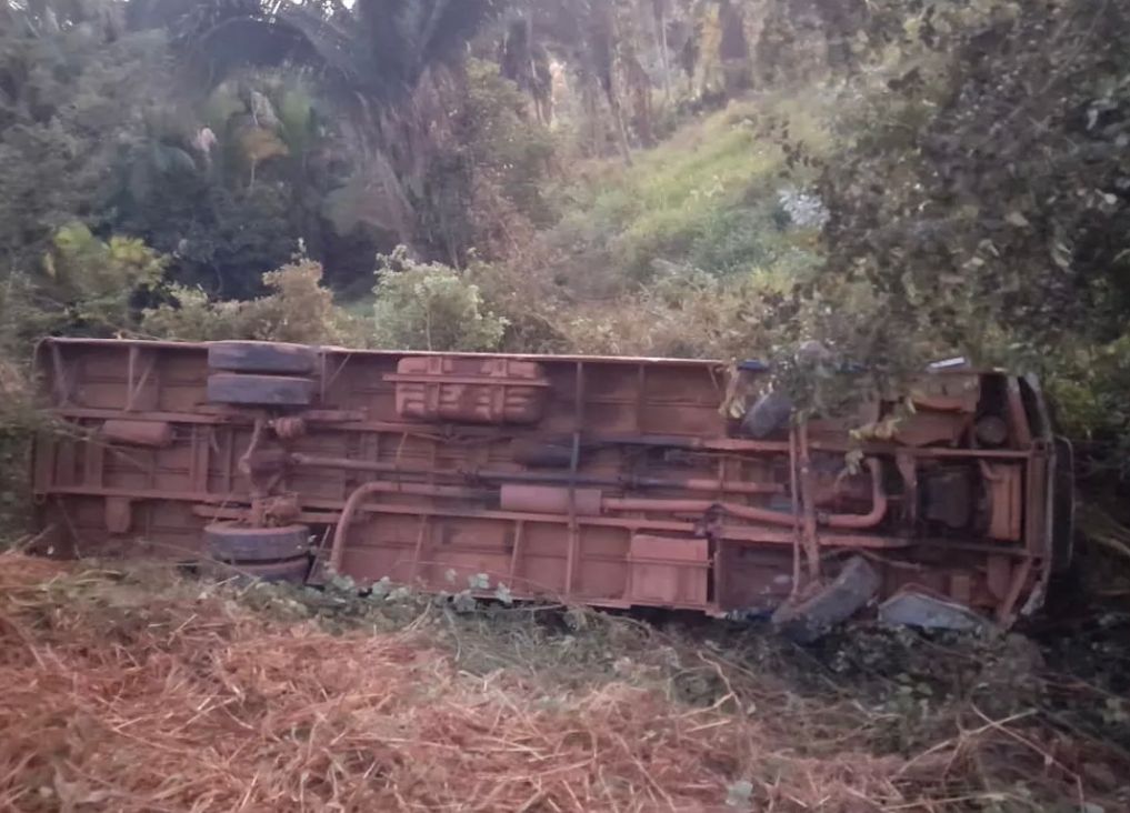 Ônibus com grupo de quadrilha junina vira na Estrada do Arroz em Imperatriz