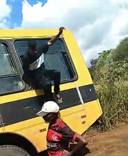 Péssimas condições das estradas vicinais em Paraibano quase causa um tragédia com ônibus escolar