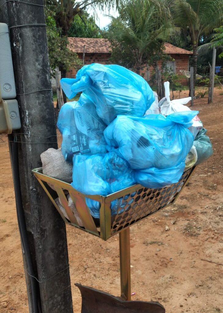 Moradores reclamam que estão há mais de uma semana sem coleta de lixo em Estreito