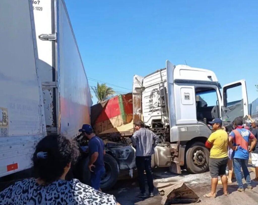 Acidente entre duas carretas deixa um morto na BR-135 em Presidente Dutra