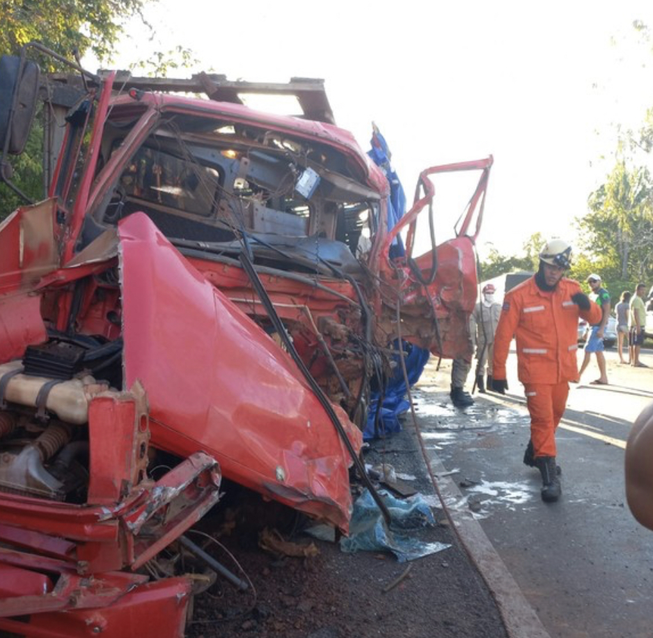 Colisão entre dois caminhões deixa uma pessoa gravemente ferida na BR-316 em Codó