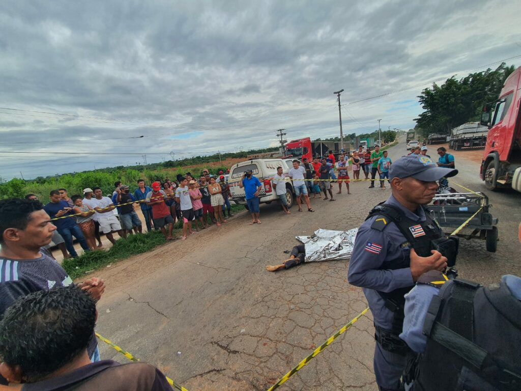 Dois jovens morrem em colisão com uma carreta na BR-135 em Santa Rita