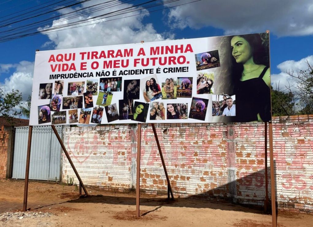 Faixas e outdoor são espalhados por ruas de Estreito com pedido de justiça após morte de jovem atropelada