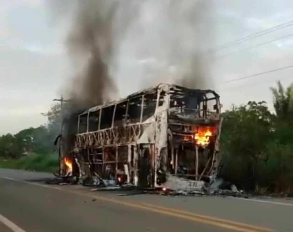 Ônibus pega fogo e fica completamente destruído na BR-316 no MA