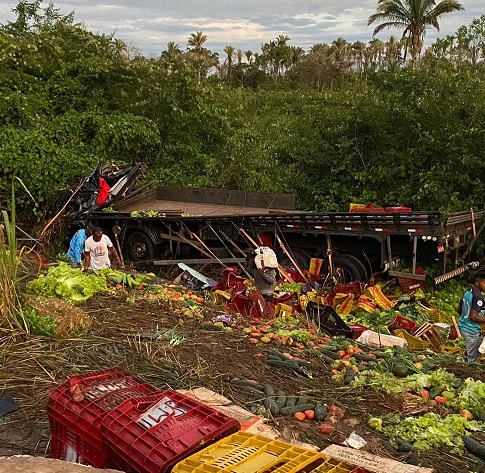 Motorista de caminhão morre preso as ferragens e carga é saqueada no Maranhão