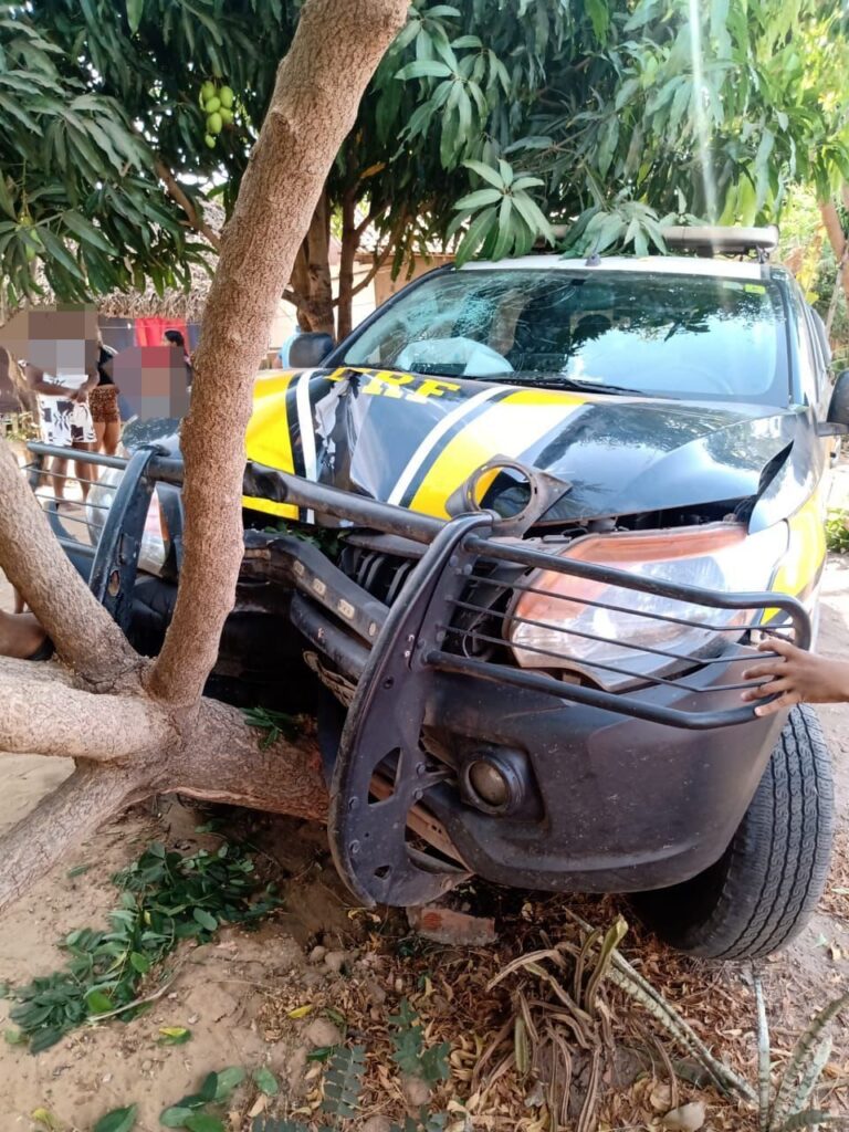 Viatura bate em árvore durante perseguição em Campestre no Maranhão