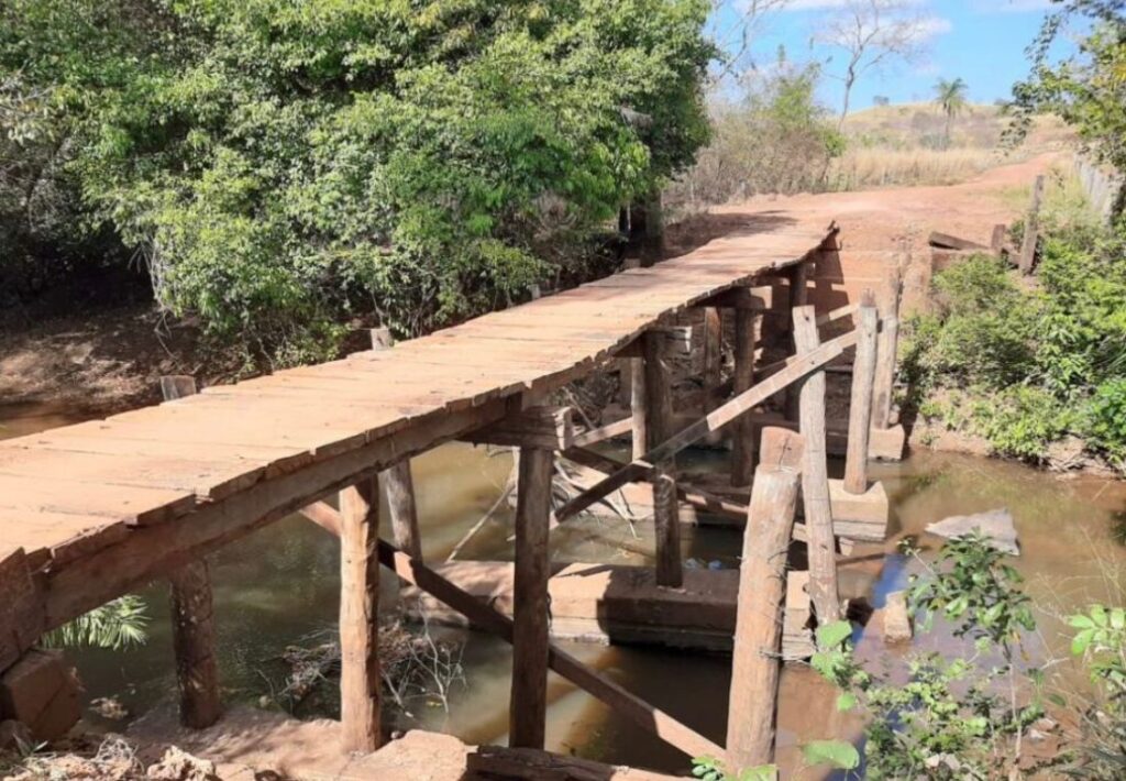 Moradores da zona rural de São João do Paraíso estão quase isolados após prefeito abandonar ponte caída