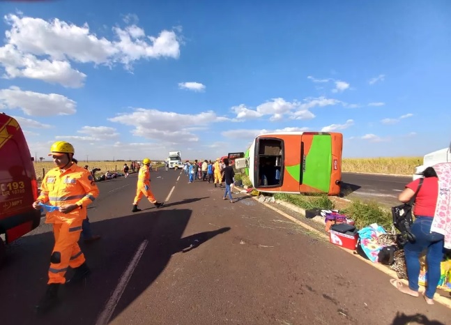 Maranhenses ficam feridos após ônibus de turismo tombar em Minas Gerais