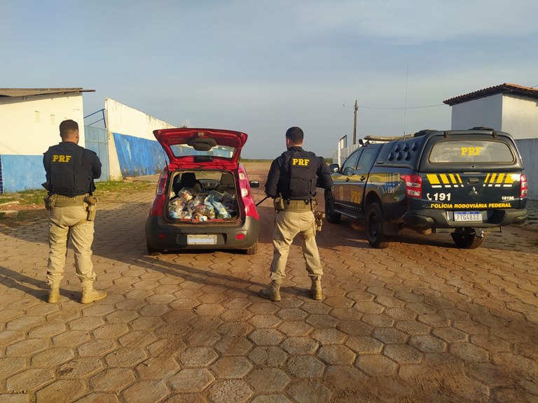 Veículo com dinheiro, cestas básicas e “santinhos” é interceptado pela PRF com destino a Cantanhede no MA