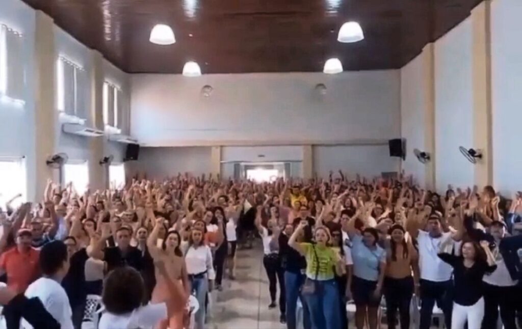 Rigo Teles enfrenta uma das maiores manifestações da Educação em plena campanha da esposa