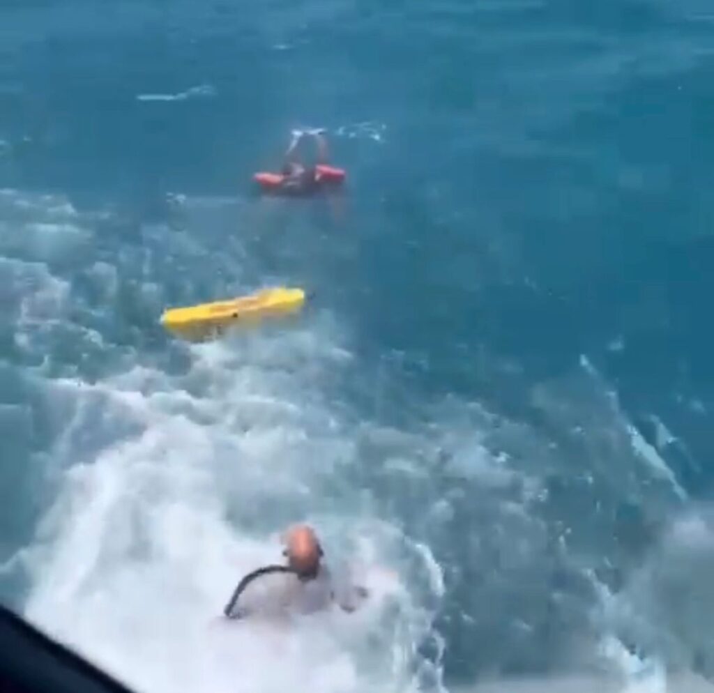 VÍDEO: Tripulantes de embarcação que naufragou em alto mar no Maranhão são resgatado por helicóptero