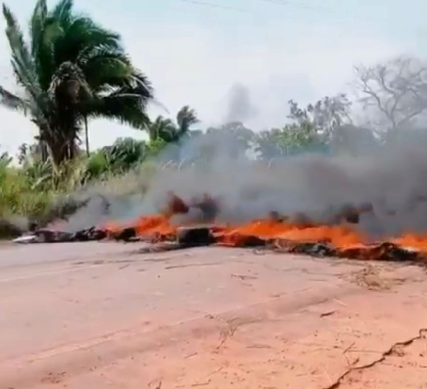 Moradores interditam MA-320 entre Santa Inês e Pindaré-Mirim e cobram melhorias