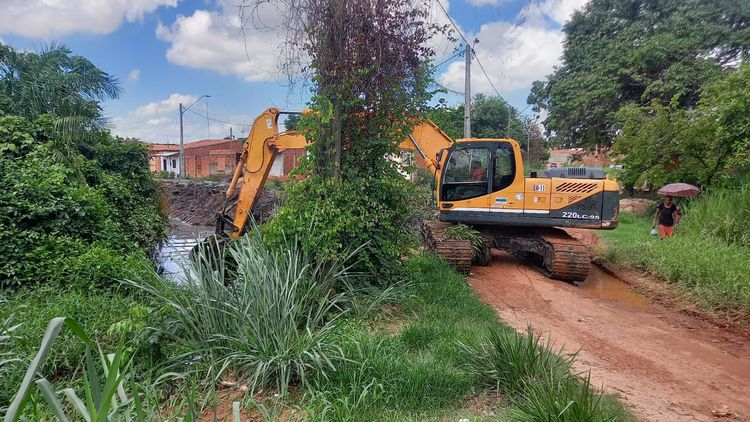 Prefeitura de Imperatriz realiza limpeza após chuva do fim de semana retirando lixo das ruas e riachos