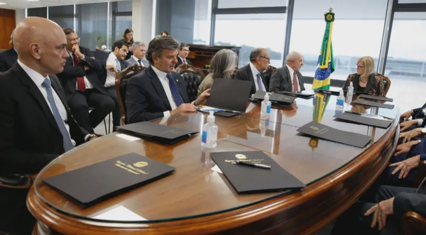 VÍDEO: Flávio Dino participa de reunião com ministros do STF ao lado de Lula