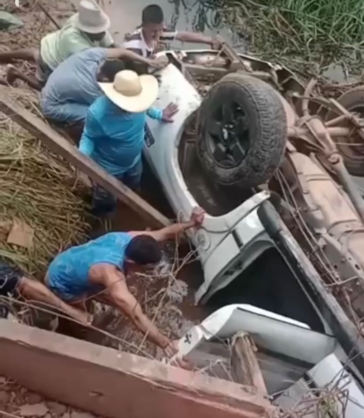 Vídeo mostra moradores resgatando vítimas após veículo cair em rio em Senador La Rocque