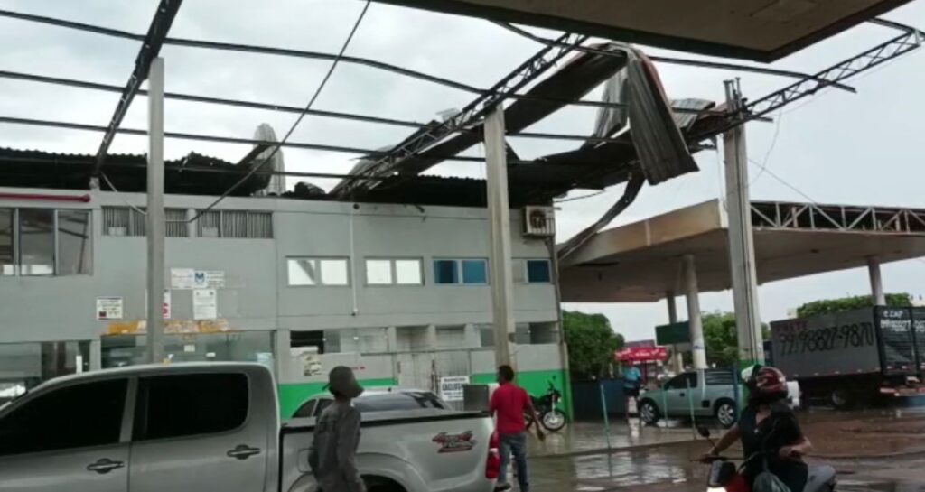 Temporal arranca árvores, telhados e deixa rastro de destruição em Estreito no MA