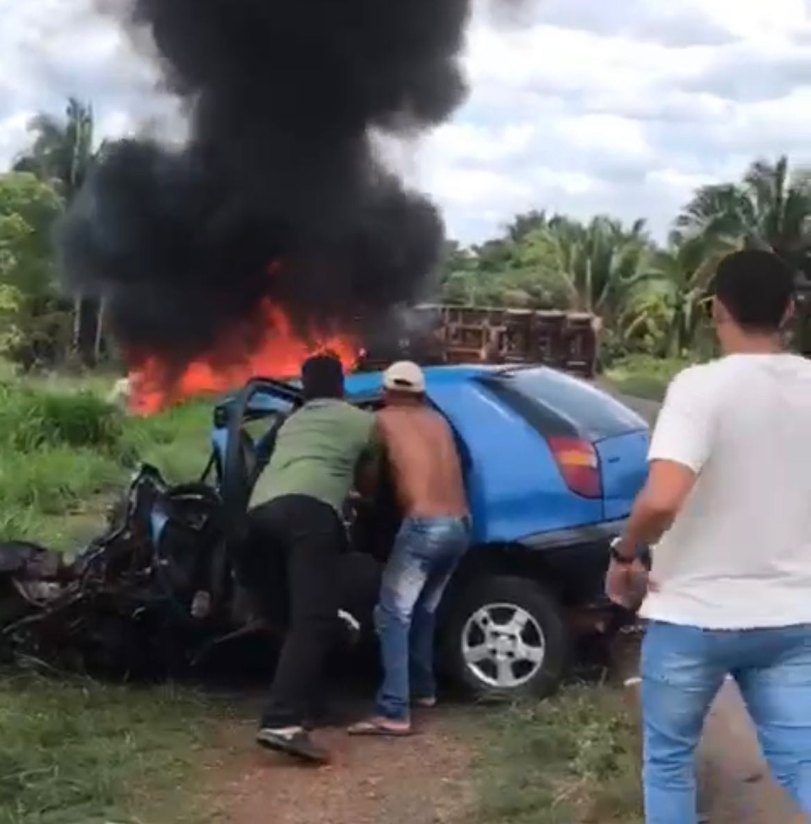 Carreta se envolve em grave acidente e pega fogo interditando a BR-135 no MA