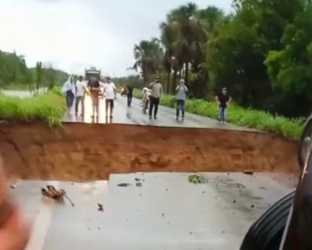 BR -230 é cortada pelas fortes chuvas em Balsas no Sul do Maranhão