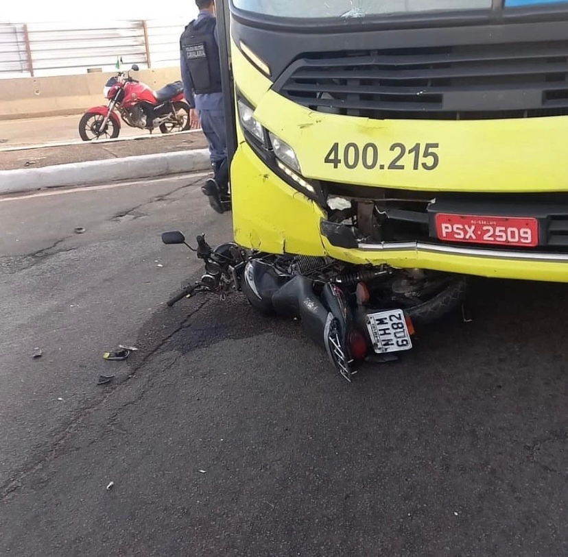 Acidente entre ônibus e motocicleta causa morte na Beira-Mar em São Luís