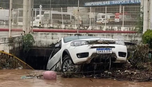 Chuva corta parte da BR-230, arrasta veículos e causa prejuízos em Balsas